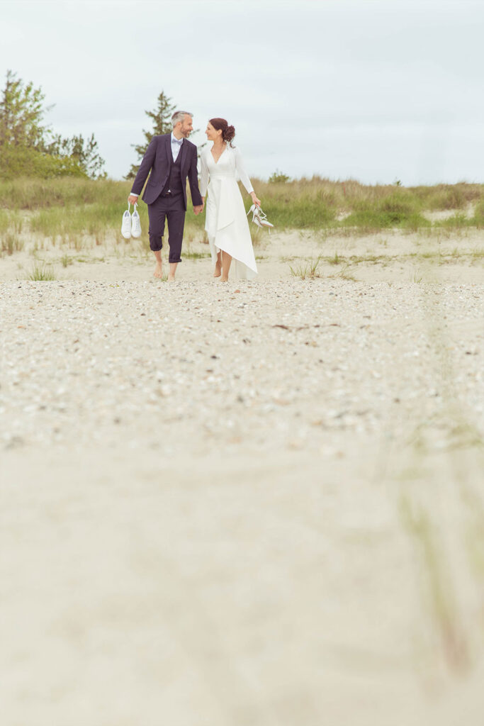 Brautpaar geht am Strand spazieren