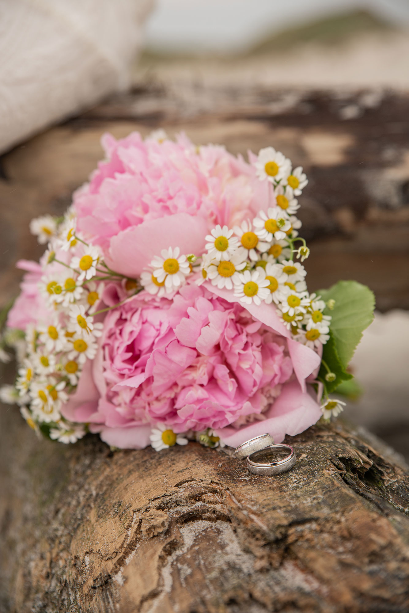 Brautstrauß mit Ringen